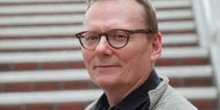 On the interplay between politics and economics