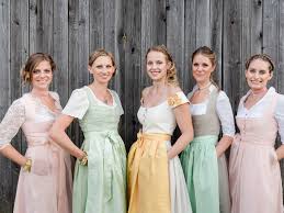 Schau dir unsere auswahl an dirndl dirndl an, um die tollsten einzigartigen oder spezialgefertigten, handgemachten stücke aus unseren shops zu finden. 7 Uberzeugende Grunde Fur Eine Trachtenhochzeit Trachtenbibel