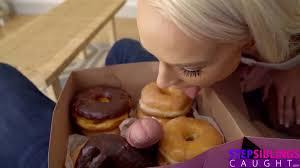 Die heiße Stiefschwester Emma Hix bekommt einen großen Schwanz in einer  Schachtel Donuts POV-Familienfick