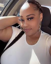 Tracey is not her friend! She's a jealous hater! Kick her to the curb  immediately! 😠