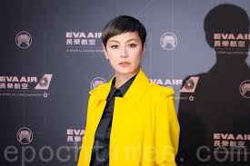 何韻詩堅持了四年的劍走偏鋒，這次終於成功逆流而上，躋身主流歌手的行列。 在《勞斯•萊斯》的成功之後，何韻詩贏得了市場，她開始涉及到更多的社會問題當中。在《her story》（出自專輯《our time has come》，2006）裏，何韻詩開始關注女性的覺醒。 æ— æƒ§é­æ¸…ç®—ä½•éŸµè¯— æœªæ¥ä¸ä¼šç¦»å¼€é¦™æ¸¯ æ¸¯ç‰ˆå›½å®‰æ³• ç§‹åŽç®—è´¦ å¤§çºªå…ƒ