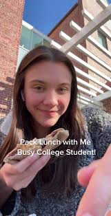 still made the bus 🫡 #uf #gogators #dieteticstudent #apkstudent  #vegetarianlunch #traderjoeslunch