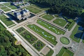 Le Jardin A La Francaise In 2020 French Formal Garden French Garden Chateau