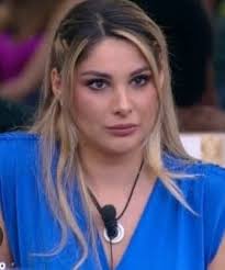 Oggi vedendo un video Chiara racconta alle sue amichette che a casa gli  dicono che somiglia molto a Paris Hilton. Gli piacerebbe a Peppa pig che  che e convinta di somigliare sé