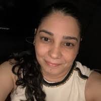 Shelly Pfeil's Instagram, Twitter & Facebook