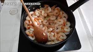 Se soteaza pana cand capata o nuanta rozalie, cam 3 minute. Creveti In Sos De Vin Bucatar De Weekend M T Youtube