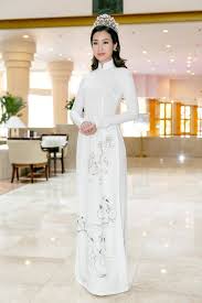 Minh Tú mắc thảm họa nội y thường thấy với áo dài trắng