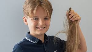 Idées de coiffures de rentrée pour garçon. Un Petit Garcon Coupe Ses Cheveux Pour La Premiere Fois Afin De Les Donner A Des Enfants Malades