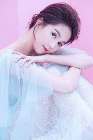 Ngọc Trinh mặc váy xuyên thấu, khoe nhan sắc dịp sinh nhật 29 tuổi