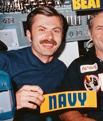 Dale Gardner, jetpack-flying astronaut who salvaged satellites, dies at 65 