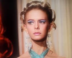 Cosplayer Sunday_Slays as Ilia