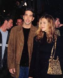 Jennifer aniston and david schwimmer are rumoured to be dating, and friends fans cannot keep calm. David Schwimmer X Jennifer Aniston Insta Allthefriendsoutfits Serie Tv