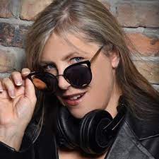 Ik ben erg aangetrokken door dieren, en vooral jonge dieren die ingewikkelen en groeien. Laura Bee Hydrate Nightclub