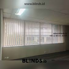 Sumber gambar kalau kamu suka suasana yang mewah nan elegan, coba deh pasang tirai jendela kantor model ini. Referensi Contoh Tirai Jendela Kantor Walikota Jakarta Barat