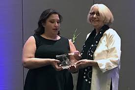 У него есть младшая сестра, халли кейт айзенберг, она тоже актриса. Keck School Professor Receives Career Research Award At Audiology Conference Hsc News