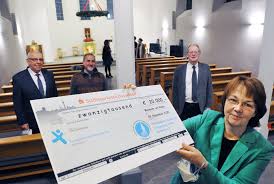 Eine begehbare bienenwabe fur den park der garten raiffeisenbank oldenburg eg. Forderverein Uberreicht Symbolischen Scheck 20 000 Euro Fur Die Monheimer Altstadtkirche Monheim Am Rhein
