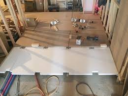 ハコプラスの床下断熱は底冷えに効果絶大 ハコプラスでは置き床工法という工法でフローリングを設置していきます 置き床 工法とはコンクリートスラブの上に防音ゴムの付いた足を立てその上に床パネルを貼る工法 専用の断熱材を敷き詰めその上に床パネルを重ねさらにその上