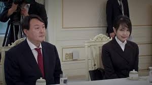 정치]"김건희 인터뷰는 치명적 실수"...윤석열에 큰 부담될 듯 | YTN