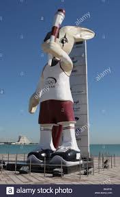 Nehmen ein paar staatsvertreter als zuschauer an der wm teil. Katar 2022 Wm Maskottchen Und Countdown Clock Auf Doha Am Wasser Stockfotografie Alamy