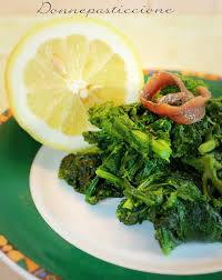 Le cime di rapa hanno un sapore molto caratteristico, le acciughe con il loro gusto deciso contrastano il sapore leggermente piccante e il retrogusto amarognolo delle cime di rapa. Cime Di Rapa In Padella Donnepasticcione