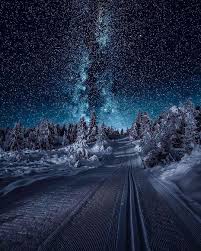 Aurora Borealis Observatory On Instagram Night Skiing Anyone Tag Someone You Would Ski Under The Stars In Norway Wit I 2020 Naturfoton Landskap Vackra Platser