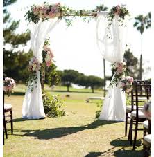 Les Plus Belles Arches De Mariage Pour Une Ceremonie Religieuse Chargee En Emotion Chris And Kristen Photography Arche Mariage Ceremonie Mariage Mariage