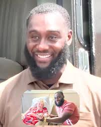 She's like my grandma" ❤️ Raheem Cooper, a UPS delivery driver, was working  in Valdosta, Georgia, when he saw something strange. It was a hot  afternoon, around 2:00, when he noticed a