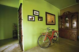 Hiasan dinding kamar tidur jika kamar tidur penuh dengan lukisan atau karya seni dan diatur dengan cara yang paling menarik, pasti pemiliknya adalah pencinta seni. Kreativiti Wujudkan Dekorasi Menarik