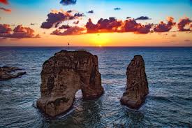 Libanon had af te rekenen met een burgeroorlog van 1975 tot 1990, maar de wederopbouw gaat in snel tempo verder. Hintergrundbilder Raouche Rocks Beirut Libanon Meer Sonnenuntergang 5472x3648 Wallhaven 1281493 Hintergrundbilder Wallhere