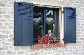 Volets Isoles Pleins Modele Iris Avec Motorisation Option Precadre Accessoires Laques Peinture Facade Maison Volet Battant Peinture Volet Bois