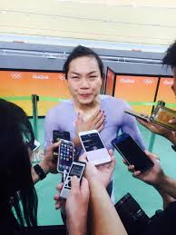 有「牛下女車神」之稱的李慧詩，今日如往常一樣，穿上湖水綠色的破風戰衣連頭盔。 其實，李慧詩的頭盔原來背後藏著一個故事。 她的頭盔上貼有一個藍色獨角獸的貼紙，並有一句英文字句 keep faithful in yourself。 é¦™æ¸¯ ç‰›ä¸‹å¥³è»Šç¥ž æŽæ…§è©©çš„å¥§é‹å‹µå¿—æ•…äº‹ å£¹è®€