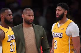 L'ex kentucky sta viaggiando a 32 punti, 14 rimbalzi e 6 assist di media tirando con oltre il 50% dal campo, ma come riportato anche da anthony davis, è nelle 6 partite giocate fin ora dalla franchigia della luisiana demarcus cousins ha sempre realizzato almeno più di 20 punti e una doppia doppia. Lakers News Anthony Davis Includes Demarcus Cousins In Nba Title Celebration A Sea Of Blue