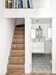 26 Ide Inspiratif Kamar Mandi Minimalis Di Bawah Tangga 1000 Inspirasi Desain Arsitektu Escaleras Para Casas Pequenas Bano De Atico Diseno Exterior De Casa