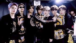 Tumblr is a place to express yourself, discover yourself, and bond over the stuff you love. Dvd Muster Magic Shop Gif Bts Y Jungkook Bts Pictures Bts Playlist Magic Shop