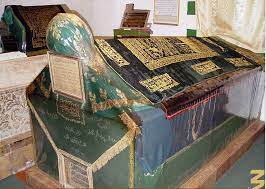 Ketika rasulullah saw selesai membangun masjid nabawi di madinah dan menetapkan adzan, maka bilal bin rabah ditunjuk sebagai orang pertama yang mengumandangkan adzan (muazin) dalam sejarah islam. Bilal Bin Rabah Wikishia