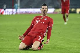 Lewandowski is always an entertaining player to watch and is nearly guaranteed to score exciting goals. Robert Lewandowski Z Kolejnym Pucharem Bayern Monachium Pewny Mistrzostwa Niemiec Super Express