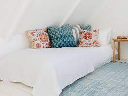 Tired of sleeping on that mattress on the floor or the old frame you've been dragging around since college? 8 Ideas For Portable Floor Beds