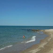 Côte d'azur), γνωστή και ως γαλλική ριβιέρα, είναι τμήμα της νοτιοανατολικής ακτής της γαλλίας που απλώνεται από το κασί μέχρι τα ιταλικά σύνορα (ιταλική ριβιέρα). Kyanh Akth Ale3androypolh Ebros