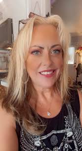 Can someone help colorize a black and white photo?