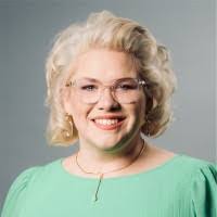 Lisa Pini's Instagram, Twitter & Facebook