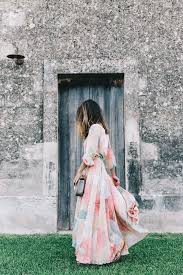 Es recomendable que te pruebes varios vestidos hasta que des con el en una boda de día se pasa calor y la cara se llena de brillos indeseados. Dress Code En Las Bodas De Dia Vestidos Largos Las Bodas De Tatin