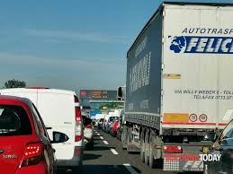 Sembrava piovuto dal cielo, come la bomba di un aereo. Incidente Sulla A1 Auto Investe Un Capriolo Traffico In Tilt