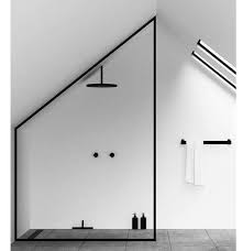 Schwarz Weiss Dusche Unter Einem Schragen Dach Reinigen 2019 Minimalistisches Badezimmer Bad Styling Style At Home