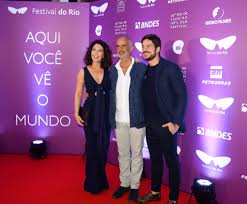 Em clima de romance, os dois aproveitaram a noitada em clima de descontração e romantismo. 492 A Man Called Death 2017