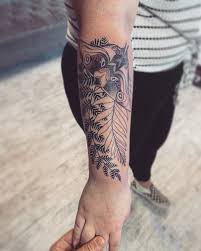 Zwart of wit ontwerp is afhankelijk van de kleur van het shirt of op verzoek. Ellie S Tattoo From The Last Of Us Part Naughty Dog Llc Facebook
