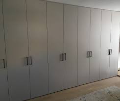 Kleiderschrank Im Trendton Kashmir Die Fronten Der Matten Hochwertigen Lackplatten Bestechen Im Modernen Farbton Kaschmir Kleiderschrank Schrank Kleider