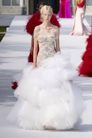 L'abito bianco è il simbolo più incantevole di un matrimonio.i vestiti da sposa di alberica sanno come conquistare il cuore, nel magico connubio di serica consistenza e delicatezza eterea. I 30 Abiti Da Sposa Piu Eccentrici E Stravaganti Del 2020
