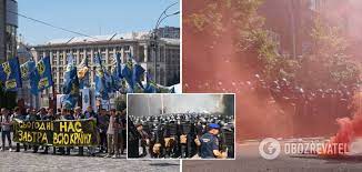 The core support base of the party are veterans of the azov battalion, which is under the command of ukraine's national guard, and members of the azov civil corps, a civilian no. Ceiohzyylbpa M