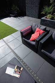 smalle en mooie roostergoot voor afwatering van regenwater op het terras en in de tuin aco slimline roostergoot 6 cm tuin regenwater tuintegels tuin terras