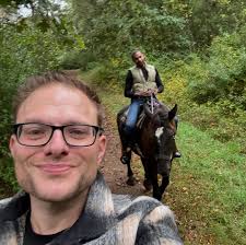 Who is having more fun than us? Sunday Date Night Horse Style with the  hubs! ❤️🐴 😍 We had a blast at @highvibetrailrides! Thanks for taking care  of us and these beautiful